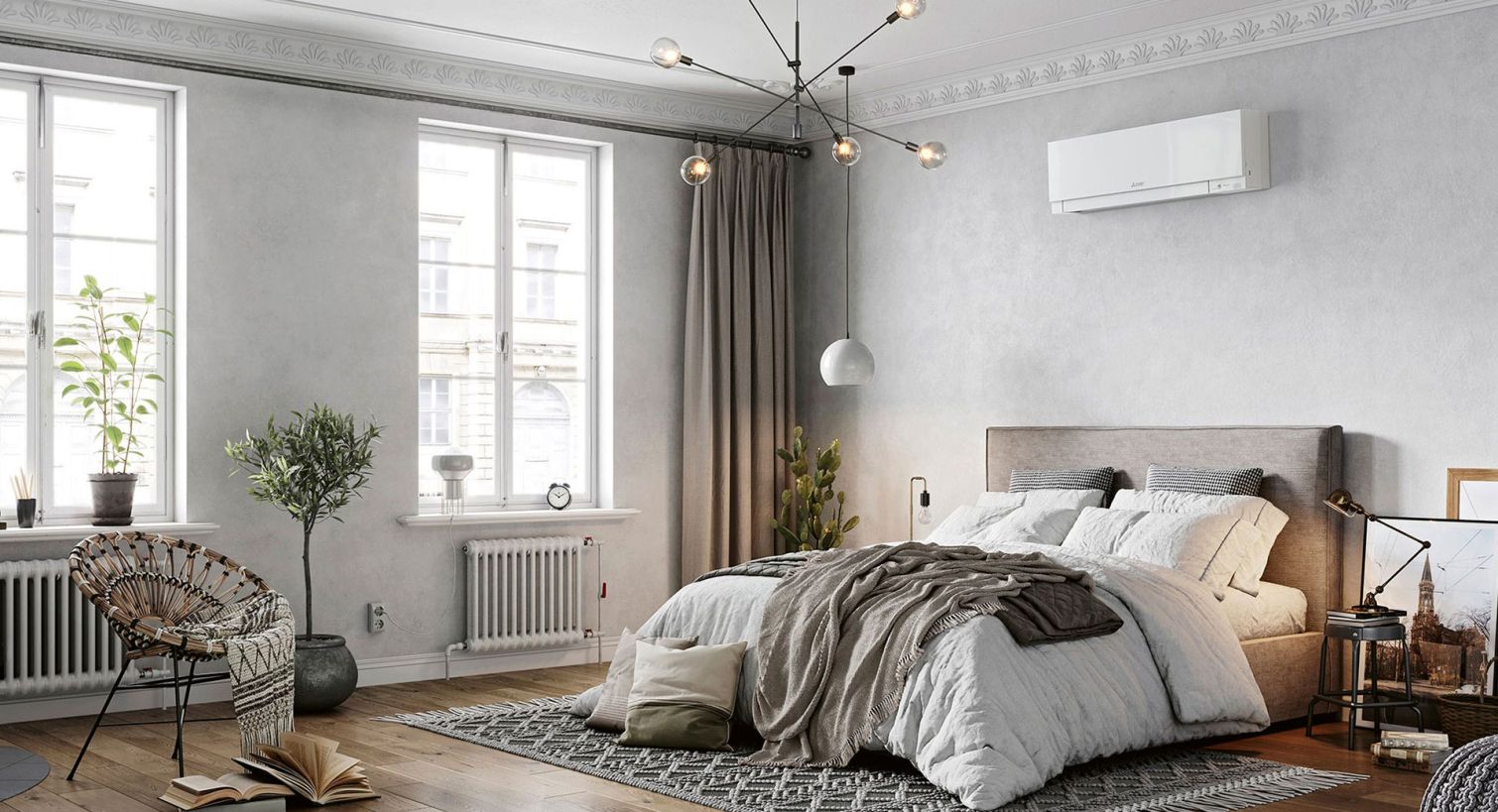 Modernes Schlafzimmer mit Luftauslass eines Wärmepumpen-Innengeräts über dem Bett, gemütlicher Einrichtung und großen Fenstern.